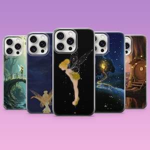 Peut inclure: Cinq coques de smartphone disposées en rangée, chacune présentant une illustration unique d'une fée. Les motifs incluent une scène de forêt avec un pont, un fond bleu foncé avec une fée, un étui noir avec une fée, un arbre lumineux et une cabane.