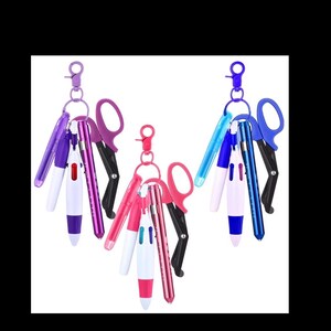 Puede incluir: Tres llaveros con accesorios de tem&aacute;tica m&eacute;dica. Cada llavero tiene un clip de diferente color e incluye un bol&iacute;grafo, unas tijeras y una linterna. Los bol&iacute;grafos son multicolores y las tijeras son negras y de colores.