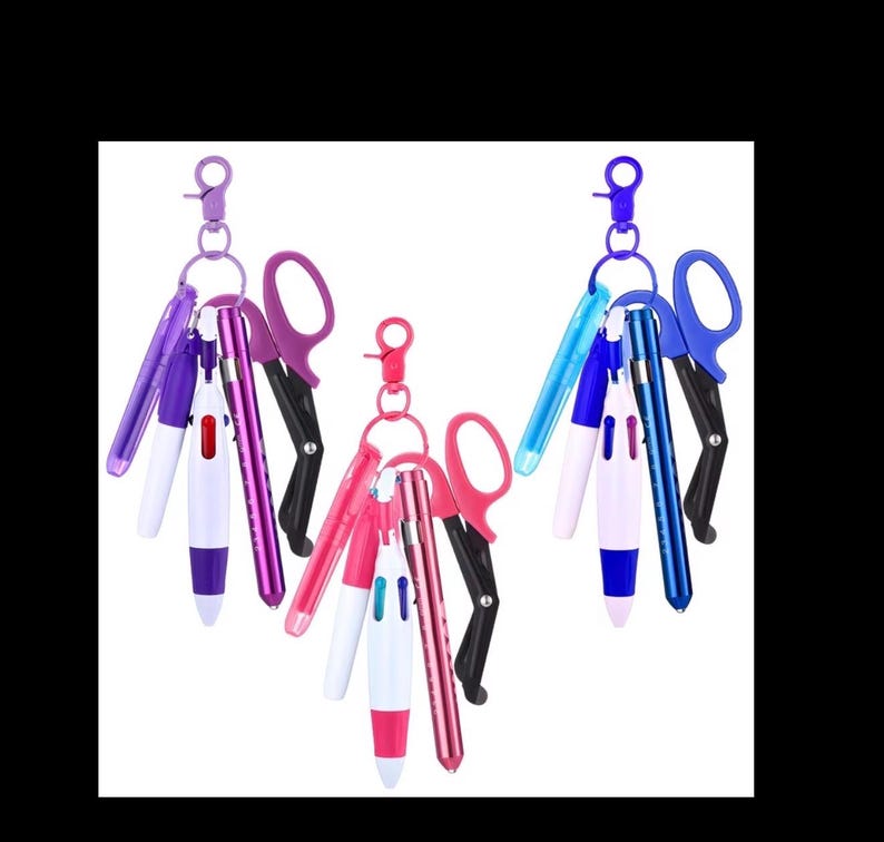 Puede incluir: Tres llaveros con accesorios de tem&aacute;tica m&eacute;dica. Cada llavero tiene un clip de diferente color e incluye un bol&iacute;grafo, unas tijeras y una linterna. Los bol&iacute;grafos son multicolores y las tijeras son negras y de colores.