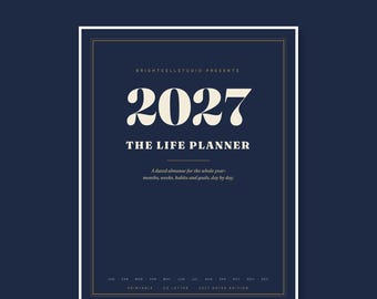 Op de afbeelding: Een donkerblauwe 2027 life planner cover met crèmekleurige tekst: 2027 THE LIFE PLANNER, A dated almanac for the whole year: months, weeks, habits and goals, day by day. Bevat 112 pagina's, US letter formaat, voor print of tablet.