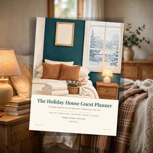 Op de afbeelding: Een digitale planner-omslag getiteld The Holiday House Guest Planner, met een illustratie van een gezellige slaapkamer met een bed, twee oranje kussens, een mandje en een raam met uitzicht op sneeuw. Bevat 22 pagina's en US Letter-formaat.