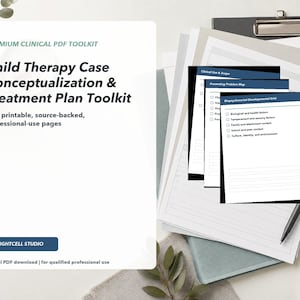 Puede incluir: Un kit de herramientas PDF digital titulado Premium Clinical PDF Toolkit Child Therapy Case Conceptualization & Treatment Plan Toolkit con más de 60 páginas imprimibles. El documento incluye secciones como Biopsychosocial-Developmental Grid y Presenting Problem Map, junto a un portapapeles y un bolígrafo.