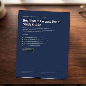 Op de afbeelding: Een donkerblauwe boekomslag van de Real Estate License Exam Study Guide 2026 Edition. De tekst bevat National Portion, Real Estate License Exam Study Guide en details over examenhoofdstukken, ezelsbruggetjes en oefenvragen.