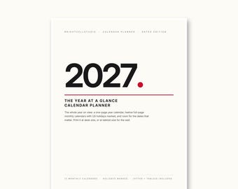 Op de afbeelding: Een printbare 2027 kalenderplanner met een crèmekleurige achtergrond, zwarte tekst en een rode stip. De tekst luidt: WALL + DESK PRINTABLE, BRIGHTCELLSTUDIO, CALENDAR PLANNER, DATED EDITION, 2027, THE YEAR AT A GLANCE CALENDAR PLANNER, 12 MONTHLY PAGES.