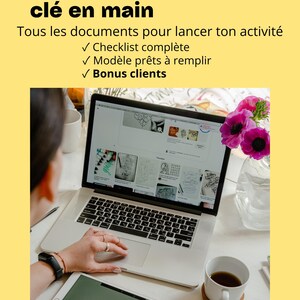 以下が含まれることがあります： ウェブサイトを表示するラップトップ、"Creative"という単語が表示されたタブレット、白い表面にあるコーヒーカップ。画像にはフランス語のテキストも含まれています: "Kit Micro-entreprise clé en main"と"PDF TÉLÉCHARGEABLE IMMÉDIATEMENT"。