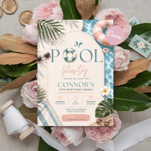 Puede incluir: Una invitación rectangular para una fiesta en la piscina por el décimo cumpleaños de Connor el 29 de agosto a las 15:00 horas. El diseño presenta un fondo de piscina, un flotador a rayas azules y blancas, hojas de palma y gafas de sol.