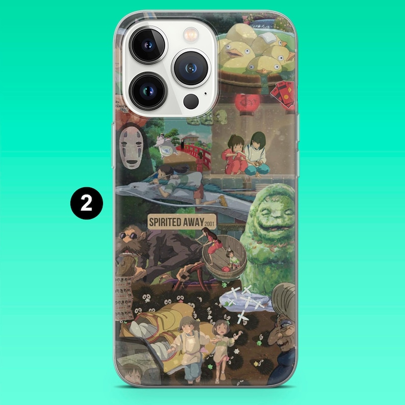 K&ouml;nnte beinhalten: Transparente Handyh&uuml;lle mit einer Collage von Bildern aus dem Animationsfilm "Chihiros Reise ins Zauberland". Das Design zeigt Charaktere und Szenen aus dem Film, mit dem Text "Spirited Away 2001". Die H&uuml;lle ist f&uuml;r ein Smartphone konzipiert.