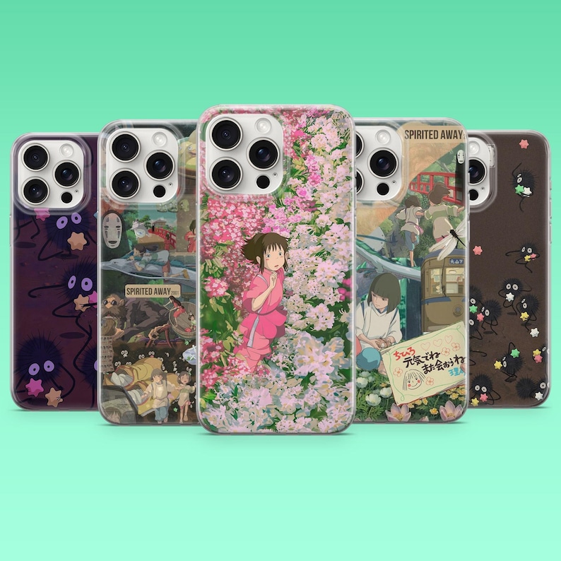 K&ouml;nnte beinhalten: Eine Auswahl an Handyh&uuml;llen mit farbenfrohen Designs, inspiriert von dem Zeichentrickfilm "Chihiros Reise ins Zauberland". Die H&uuml;llen zeigen Charaktere und Szenen, darunter ein M&auml;dchen in einem rosa Kleid, Blumenmuster und japanischen Text. Heller gr&uuml;ner Hintergrund.