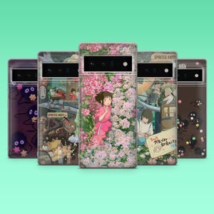 K&ouml;nnte beinhalten: Eine Sammlung von Handyh&uuml;llen mit Designs aus dem Zeichentrickfilm "Chihiros Reise ins Zauberland". Die H&uuml;llen zeigen verschiedene Charaktere und Szenen, darunter Chihiro in Rosa, Blumenmuster und den Filmtitel.