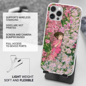 K&ouml;nnte beinhalten: Transparente Handyh&uuml;lle mit floralem Design und Anime-Figur in rosa Outfit. Die H&uuml;lle unterst&uuml;tzt kabelloses Laden, die Seiten sind nicht bedruckt, der Bildschirm und die Kamera sind erh&ouml;ht, voller Zugriff auf Ger&auml;teanschl&uuml;sse, leicht und flexibel.