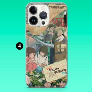 K&ouml;nnte beinhalten: Transparente Handyh&uuml;lle mit einer farbenfrohen Illustration aus dem Animationsfilm "Chihiros Reise ins Zauberland". Das Design umfasst Charaktere, einen Zug und japanischen Text. Die H&uuml;lle ist f&uuml;r ein Smartphone konzipiert.