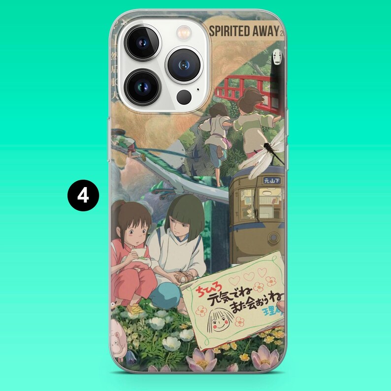 K&ouml;nnte beinhalten: Transparente Handyh&uuml;lle mit einer farbenfrohen Illustration aus dem Animationsfilm "Chihiros Reise ins Zauberland". Das Design umfasst Charaktere, einen Zug und japanischen Text. Die H&uuml;lle ist f&uuml;r ein Smartphone konzipiert.