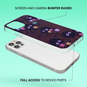 K&ouml;nnte beinhalten: Transparente Handyh&uuml;lle mit einem dunkelbraunen Muster aus schwarzen, runden Kreaturen mit gro&szlig;en Augen und bunten sternf&ouml;rmigen Objekten. Der Text "SCREEN AND CAMERA BUMPER RAISED" und "FULL ACCESS TO DEVICE PORTS".
