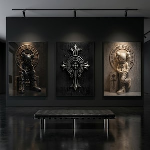 Peut inclure: Trois cadres muraux exposés sur un mur sombre. L'image de gauche montre une silhouette sombre aux yeux en croix, celle du centre présente un emblème de croix métallique avec le texte Chrome Hearts, et celle de droite une silhouette claire.