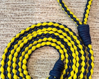 Giallo mais del Michigan e blu navy intenso con guinzaglio sottile in paracord intrecciato da 1,98 m.