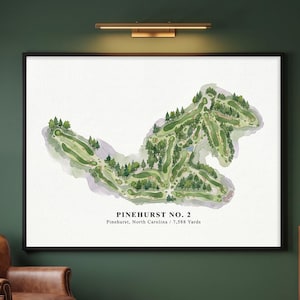 Puede incluir: Una impresión de arte mural horizontal enmarcada que presenta un mapa detallado en acuarela del campo de golf Pinehurst No. 2 en Carolina del Norte, con el texto Pinehurst No. 2, Pinehurst, North Carolina / 7,588 Yards impreso en negro.