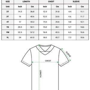 K&ouml;nnte beinhalten: Eine Gr&ouml;&szlig;entabelle f&uuml;r ein AOP-Kinder- und Jugend-Fu&szlig;balltrikot mit L&auml;ngen-, Brust- und &Auml;rmelma&szlig;en in Zoll und Zentimetern f&uuml;r die Gr&ouml;&szlig;en 2T bis YL sowie eine Strichzeichnung eines Trikots mit V-Ausschnitt und markierten Pfeilen.