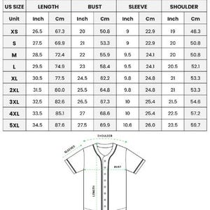 Pode incluir: Camisola de baseball branca com bot&otilde;es, mangas curtas e gola. A imagem inclui uma tabela de tamanhos com medidas em polegadas e cent&iacute;metros para comprimento, busto, manga e ombro. O texto diz "ALL-OVER PRINT UNISEX BASEBALL JERSEY."