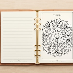 Peut inclure: Un classeur en cuir beige ouvert, avec du papier ligné à gauche et un motif floral noir et blanc à droite. Le motif comporte le mot "TULIPES" en haut. Un stylo noir repose sur le côté droit du classeur ouvert.