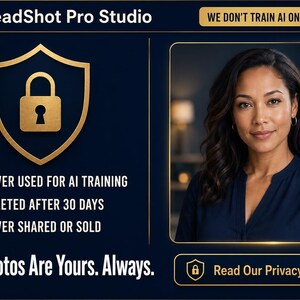 K&ouml;nnte beinhalten: Werbebild f&uuml;r HeadShot Pro Studio. Das Bild zeigt eine Frau in einem marineblauen Oberteil, ein goldenes Schild mit einem Vorh&auml;ngeschloss und den Text "WE DON'T TRAIN AI ON YOUR FACE". Weitere Texte sind "NEVER USED FOR AI TRAINING", "DELETED AFTER 30 DAYS" und "NEVER SHARED OR SOLD".