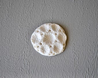 "Handgefertigte Porzellan-Skulptur ""Seeigel""."