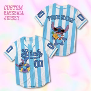 Könnte beinhalten: Individuelles Baseball-Trikot mit blau-weißen Streifen. Das Trikot zeigt das Wort "Stitch" und die Nummer "00" auf der Vorderseite. Auf der Rückseite des Trikots steht der Text "YOUR NAME" und die Nummer "0". Das Trikot hat eine Cartoon-Charakter-Grafik.