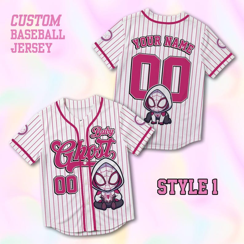 Puede incluir: Dos camisetas de b&eacute;isbol blancas con rayas finas y detalles rosas. Una camiseta tiene "Baby Ghost" y "00" en la parte delantera, la otra "YOUR NAME" y "00". Ambas presentan un personaje de dibujos animados. El texto dice "CUSTOM BASEBALL JERSEY" y "STYLE 1".