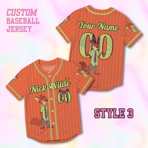 Puede incluir: Camiseta de b&eacute;isbol naranja con detalles verdes y rayas verticales. Presenta un personaje de zorro de dibujos animados, el texto "Nick Wilde" y la opci&oacute;n de agregar un nombre y un n&uacute;mero. Tambi&eacute;n se ve el texto "Custom Baseball Jersey".