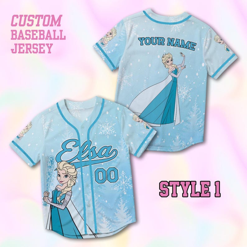 Puede incluir: Camiseta de b&eacute;isbol personalizada azul claro con Elsa de Frozen. La camiseta tiene el nombre "Elsa" y el n&uacute;mero "00" en la parte delantera. La parte trasera de la camiseta tiene el texto "YOUR NAME". La camiseta est&aacute; decorada con copos de nieve y &aacute;rboles.
