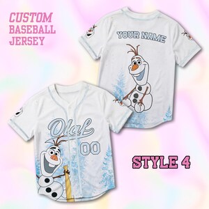 Puede incluir: Camiseta de b&eacute;isbol blanca personalizada con Olaf de Frozen. La camiseta tiene detalles en azul claro, el nombre "Olaf" y el n&uacute;mero "00" en la parte delantera. La parte trasera de la camiseta tiene el texto "YOUR NAME". Tambi&eacute;n se ven las palabras "CUSTOM BASEBALL JERSEY" y "STYLE 4".