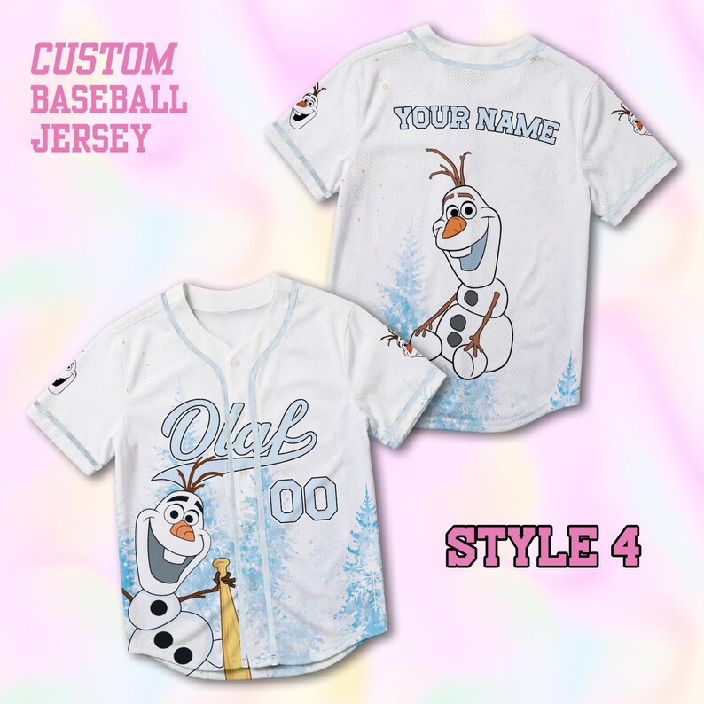 Puede incluir: Camiseta de b&eacute;isbol blanca personalizada con Olaf de Frozen. La camiseta tiene detalles en azul claro, el nombre "Olaf" y el n&uacute;mero "00" en la parte delantera. La parte trasera de la camiseta tiene el texto "YOUR NAME". Tambi&eacute;n se ven las palabras "CUSTOM BASEBALL JERSEY" y "STYLE 4".
