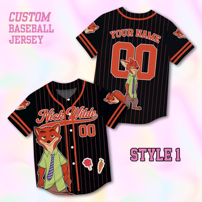 Puede incluir: Una camiseta de b&eacute;isbol negra con rayas finas naranjas que presenta al personaje Nick Wilde, el texto "Nick Wilde", "YOUR NAME" y "00". El dise&ntilde;o incluye una camisa verde, corbata morada, un helado y una zanahoria en el frente y la espalda.