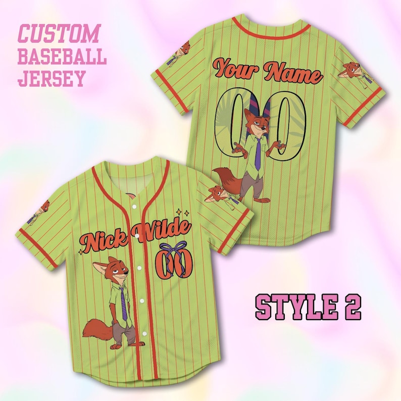 Puede incluir: Dos camisetas de b&eacute;isbol verdes con finas rayas rojas y ribetes. Una camiseta presenta el texto "Nick Wilde" y el n&uacute;mero "00" con un zorro de dibujos animados. La otra tiene "Your Name" y "00" con el mismo zorro. El texto dice "CUSTOM BASEBALL JERSEY" y "STYLE 2".