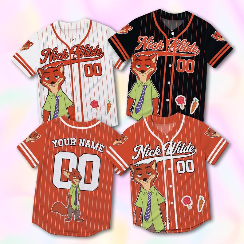 Puede incluir: Cuatro camisetas de b&eacute;isbol con Nick Wilde de Zootr&oacute;polis. Las camisas son blancas, negras y naranjas con rayas, el texto Nick Wilde, el n&uacute;mero 00 y gr&aacute;ficos de una huella, una zanahoria y el personaje con una corbata puesta.