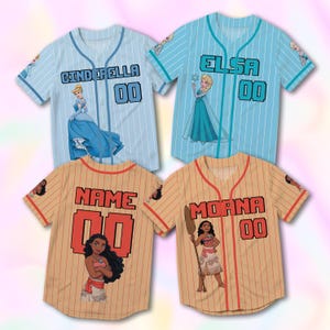 Könnte beinhalten: Vier Baseball-Trikots mit Disney-Prinzessinnen. Zwei sind hellblau mit Cinderella- und Elsa-Grafiken, und zwei sind beige mit Moana und einem anpassbaren Namen. Jedes Trikot hat die Nummer "00".