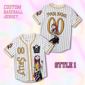 Peut inclure: Un maillot de baseball blanc &agrave; fines rayures noires, bordures jaunes et fermeture boutonn&eacute;e. Il pr&eacute;sente le personnage Sally de L'&Eacute;trange No&euml;l de monsieur Jack, le texte "Sally", "00", "YOUR NAME" et un &eacute;cusson sur la poitrine.