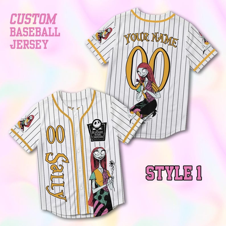 Peut inclure: Un maillot de baseball blanc &agrave; fines rayures noires, bordures jaunes et fermeture boutonn&eacute;e. Il pr&eacute;sente le personnage Sally de L'&Eacute;trange No&euml;l de monsieur Jack, le texte "Sally", "00", "YOUR NAME" et un &eacute;cusson sur la poitrine.