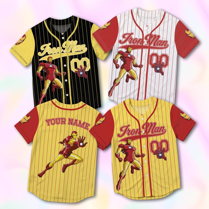 Op de afbeelding: Vier baseballshirts met korte mouwen en knoopsluiting, voorzien van Iron Man-afbeeldingen. E&eacute;n is zwart met gele krijtstrepen, &eacute;&eacute;n is wit met rode krijtstrepen en twee zijn geel met rode krijtstrepen. Alle shirts tonen de tekst Iron Man.