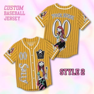 Peut inclure: Un maillot de baseball jaune moutarde &agrave; fines rayures noires, repr&eacute;sentant le personnage de Sally de L'&Eacute;trange No&euml;l de monsieur Jack. Le devant affiche le nom Sally, le num&eacute;ro 00 et un logo. Le dos porte le texte YOUR NAME et 00.