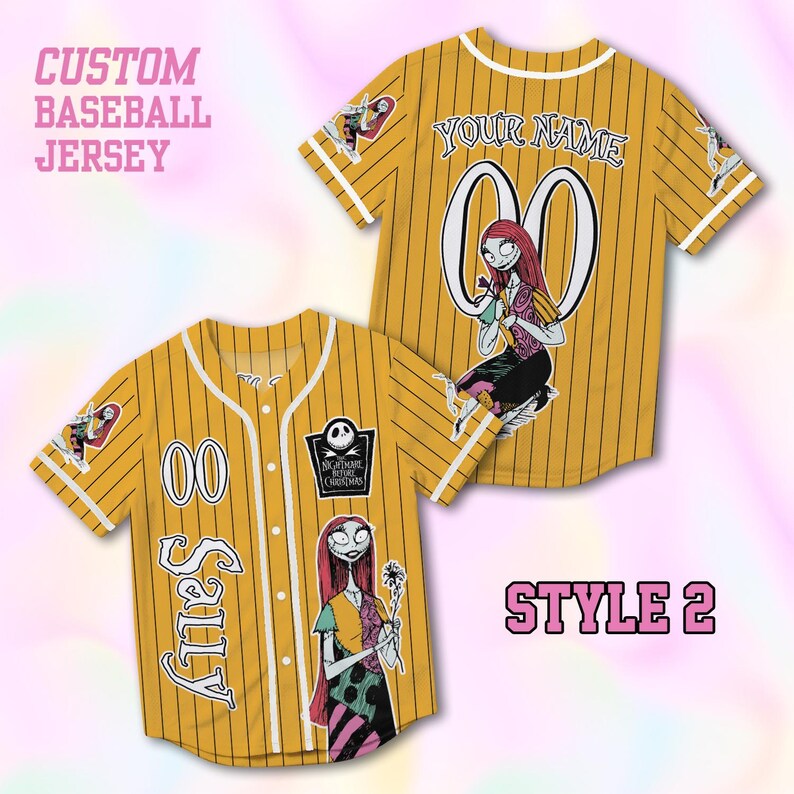 Peut inclure: Un maillot de baseball jaune moutarde &agrave; fines rayures noires, repr&eacute;sentant le personnage de Sally de L'&Eacute;trange No&euml;l de monsieur Jack. Le devant affiche le nom Sally, le num&eacute;ro 00 et un logo. Le dos porte le texte YOUR NAME et 00.