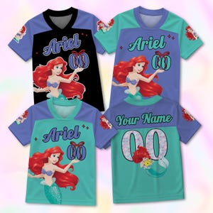 Puede incluir: Cuatro camisetas de manga corta con el personaje Ariel de La Sirenita. Las camisetas son de varios colores, incluyendo negro, verde azulado y morado. Cada camiseta tiene el nombre "Ariel" y un gr&aacute;fico de Ariel. La parte trasera de una camiseta dice "Your Name" y tiene el n&uacute;mero "00".