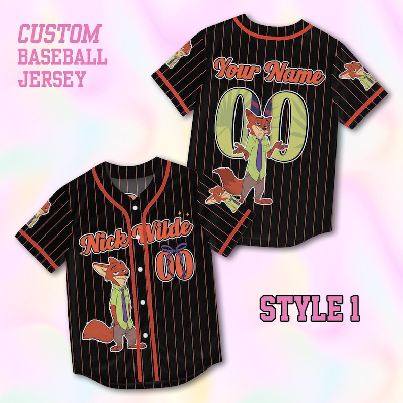 Puede incluir: Camiseta de b&eacute;isbol negra con finas rayas naranjas, con un personaje de zorro de dibujos animados. La camiseta tiene el texto "Nick Wilde" y "Your Name" con el n&uacute;mero "00". Las mangas y el cuello tienen ribetes naranjas. Tambi&eacute;n se ven las palabras "Custom Baseball Jersey" y "Style 1".