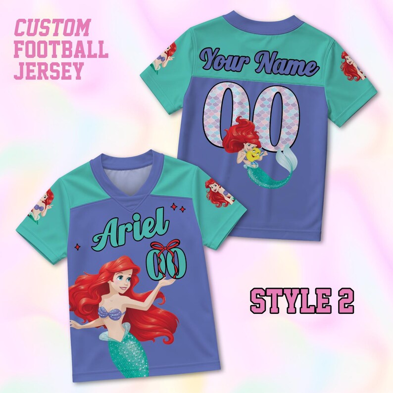 Puede incluir: Camiseta de f&uacute;tbol personalizada en el estilo 2, con un cuerpo morado y mangas y cuello turquesa. La camiseta muestra el nombre "Ariel" y el n&uacute;mero "00" con un gr&aacute;fico de sirena. El texto "CUSTOM FOOTBALL JERSEY" es visible.