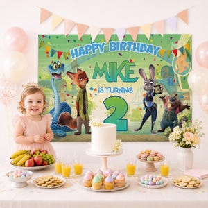Könnte beinhalten: Ein großer rechteckiger Geburtstagshintergrund mit Zootopia-Figuren, darunter ein Fuchs, ein Hase, eine Schlange und ein Biber. Das Banner zeigt den Text 'HAPPY BIRTHDAY MIKE IS TURNING 2' in blauen und grünen Buchstaben vor einem Stadtmotiv.