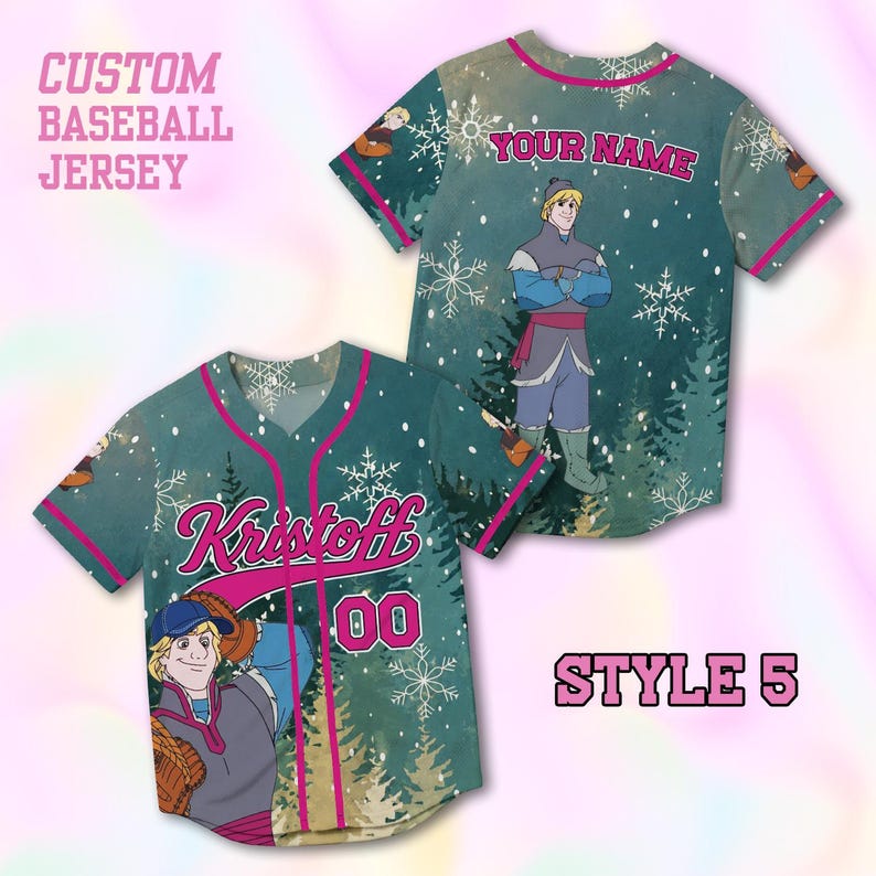 Puede incluir: Camiseta de b&eacute;isbol personalizada en color verde azulado con detalles en rosa. Presenta un dise&ntilde;o de personaje de dibujos animados con copos de nieve e im&aacute;genes de bosque. La camiseta tiene el nombre "Kristoff" y el n&uacute;mero "00" en la parte delantera y el texto "YOUR NAME" en la parte trasera.