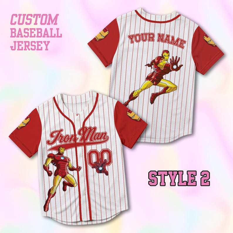 Op de afbeelding: Een wit honkbalshirt met rode krijtstrepen en rode mouwen met Iron Man-afbeeldingen. De voorkant toont de tekst Iron Man en het nummer 00. De achterkant toont de tekst YOUR NAME en een Iron Man-illustratie. Tekst leest CUSTOM BASEBALL JERSEY en STYLE 2.