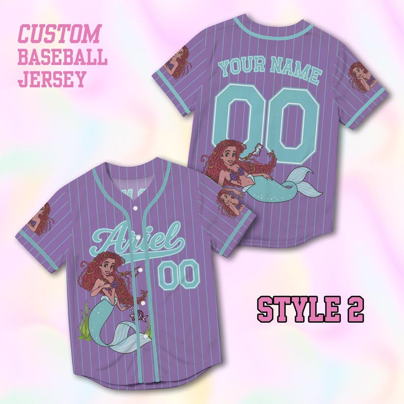 Puede incluir: Una camiseta de b&eacute;isbol morada con rayas verticales finas, que presenta un gr&aacute;fico de la sirena Ariel, el texto Ariel y el n&uacute;mero 00 en el frente. La parte posterior muestra el texto Your Name y el n&uacute;mero 00 en azul claro con bordes blancos.