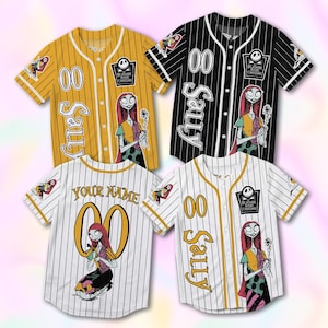 Peut inclure: Quatre maillots de baseball &agrave; manches courtes boutonn&eacute;s avec des rayures et des graphismes de Sally de L'&Eacute;trange No&euml;l de monsieur Jack. Les chemises sont jaunes, noires et blanches, affichant le nom Sally, le num&eacute;ro 00 et le logo du film.