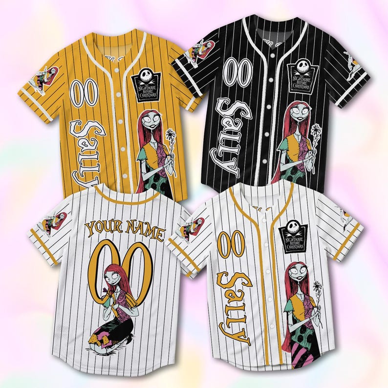 Peut inclure: Quatre maillots de baseball &agrave; manches courtes boutonn&eacute;s avec des rayures et des graphismes de Sally de L'&Eacute;trange No&euml;l de monsieur Jack. Les chemises sont jaunes, noires et blanches, affichant le nom Sally, le num&eacute;ro 00 et le logo du film.