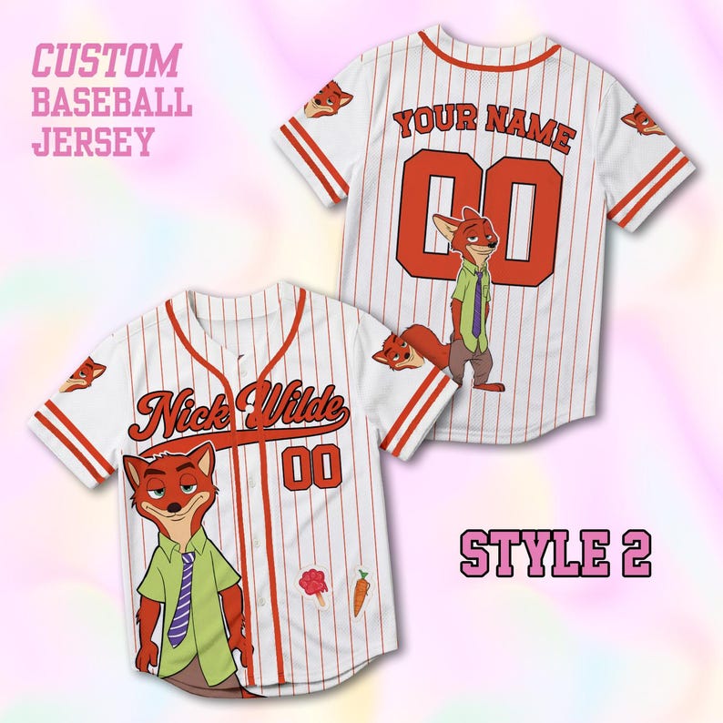 Puede incluir: Una camiseta de b&eacute;isbol blanca con rayas finas rojas, que presenta al personaje Nick Wilde, el texto Nick Wilde, el n&uacute;mero 00 y peque&ntilde;os iconos de un helado y una zanahoria. La parte posterior muestra el texto Your Name y el n&uacute;mero 00.